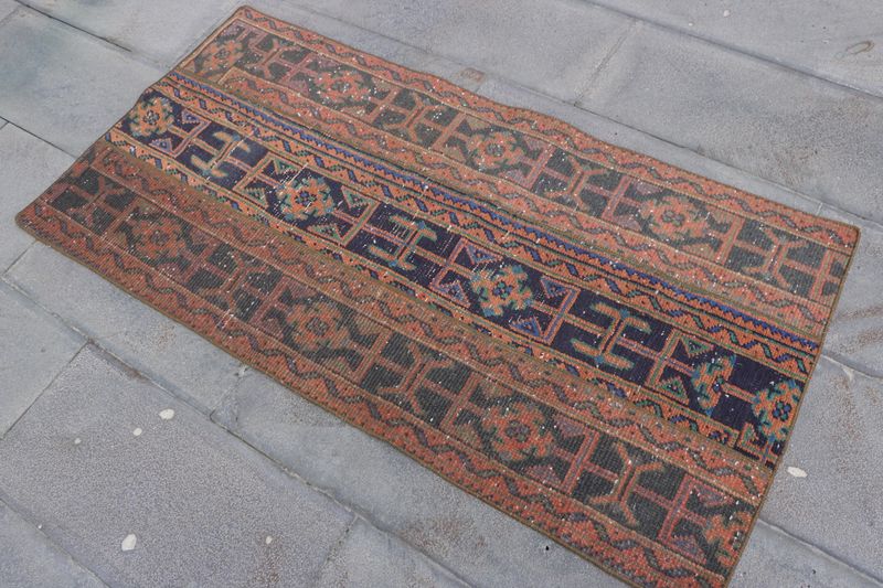 Vintage Turkish Accent Area rug 2.4 x 4.9 ft