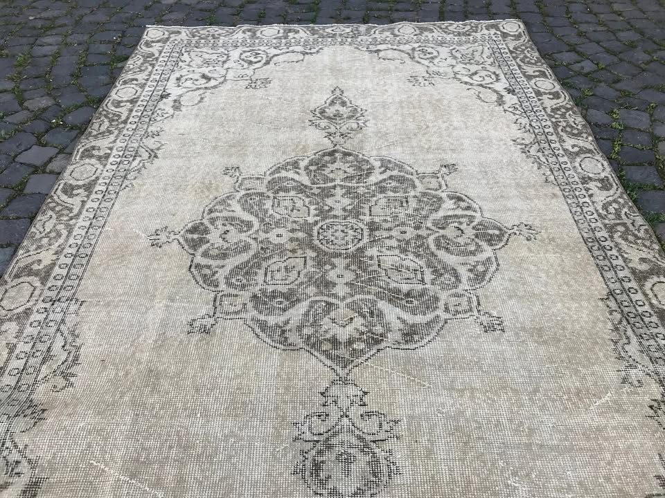 XL Vintage Turkish Accent Area rug 5.7 x 9.2 ft