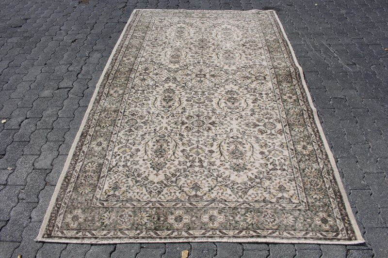 Vintage Turkish Accent Area rug 4.8 x 8.1 ft