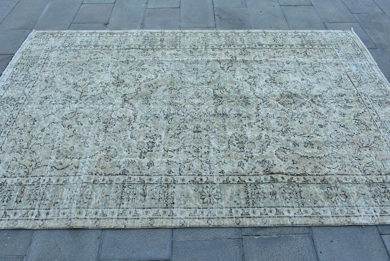 Vintage Turkish Accent Area rug 5.5 x 8.4 ft