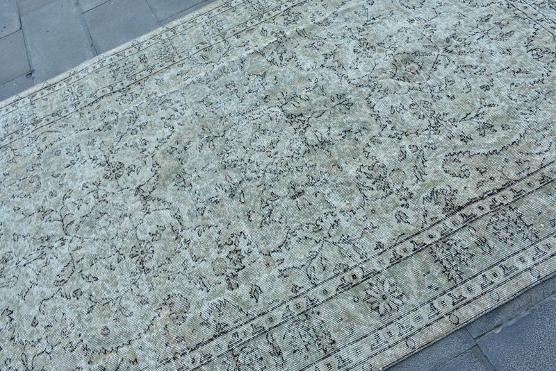 Vintage Turkish Accent Area rug 5.5 x 8.4 ft