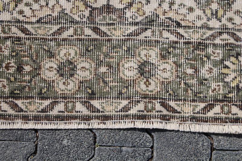 Vintage Turkish Accent Area rug 4.8 x 8.1 ft