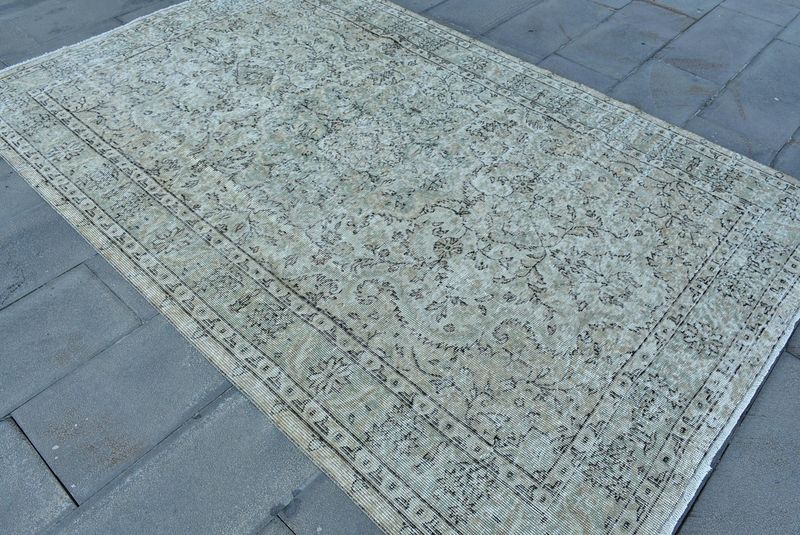 Vintage Turkish Accent Area rug 5.5 x 8.4 ft