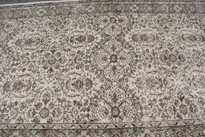 Vintage Turkish Accent Area rug 4.8 x 8.1 ft