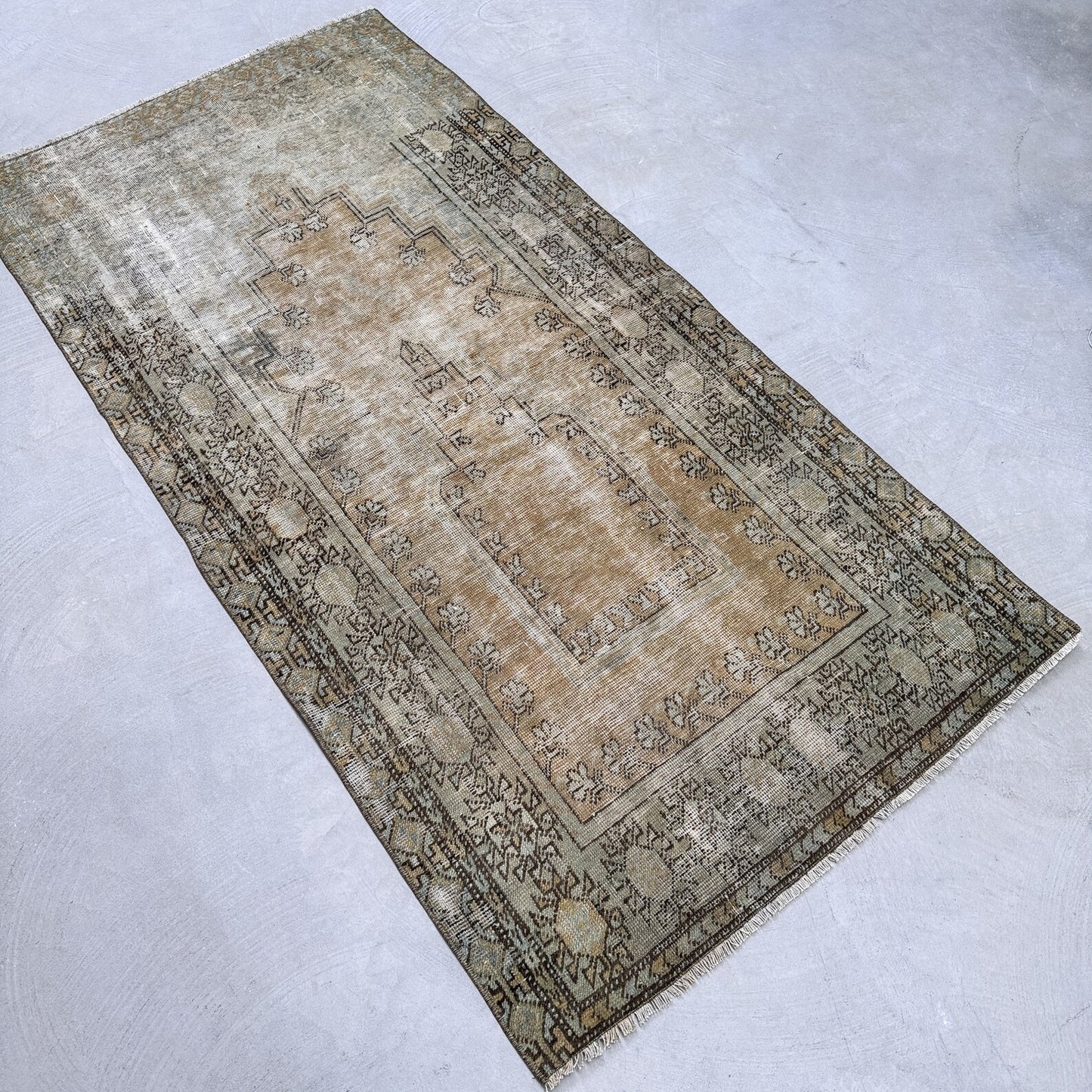 Vintage Turkish Accent Area rug 2.8 x 5.6 ft