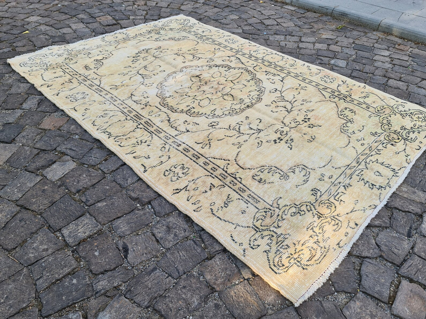 XL Vintage Turkish Accent Area rug 5.4 x 8.1 ft