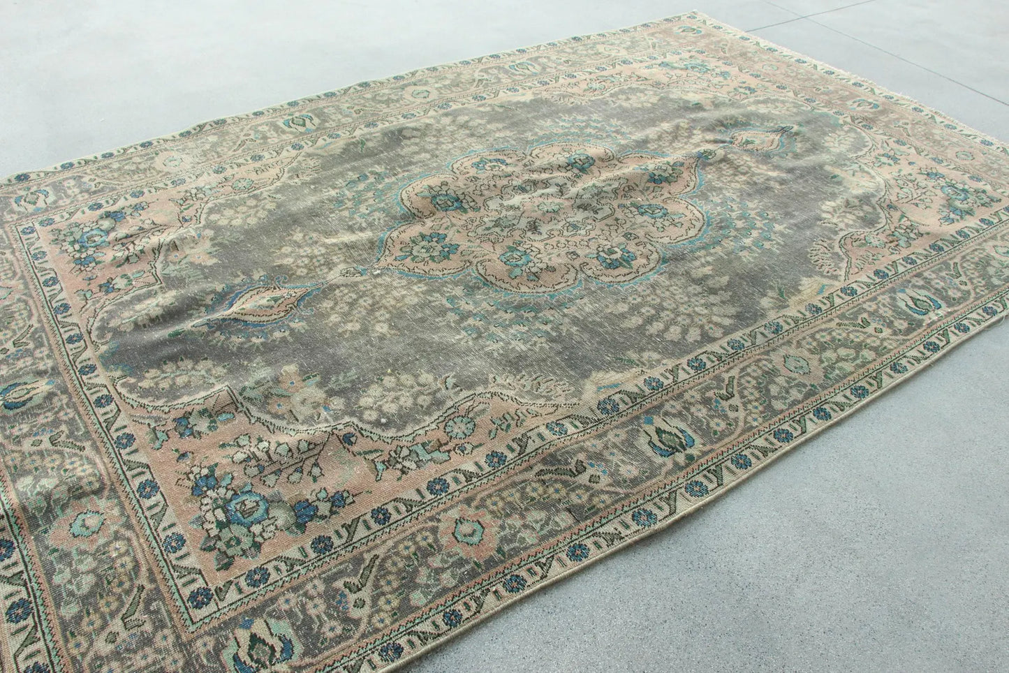 XL Vintage Turkish Accent Area Rug 6.4 x 9.7 ft