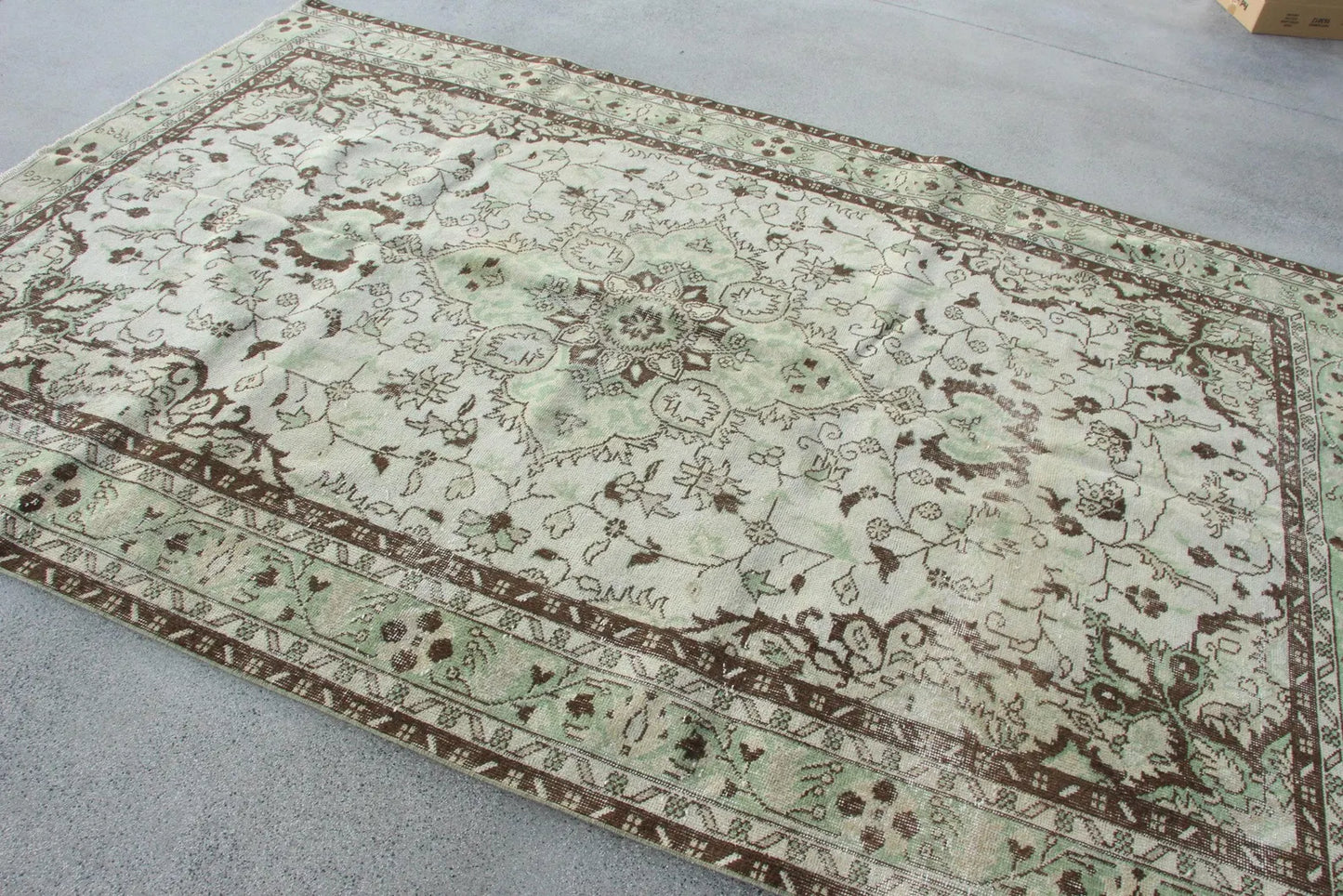 XL Vintage Turkish Accent Area Rug 6.1 x 9.2 ft