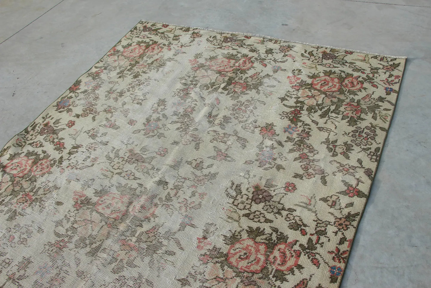 XL Vintage Turkish Accent Area Rug 5.6 x 8.9 ft