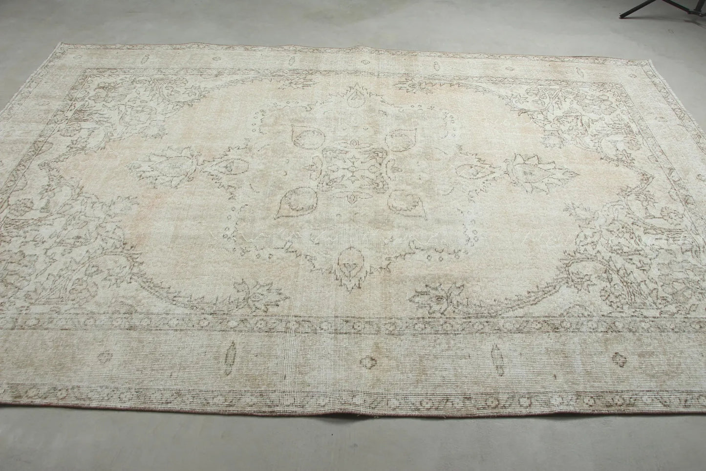 XL Vintage Turkish Accent Area Rug 6.4 x 9.4 ft