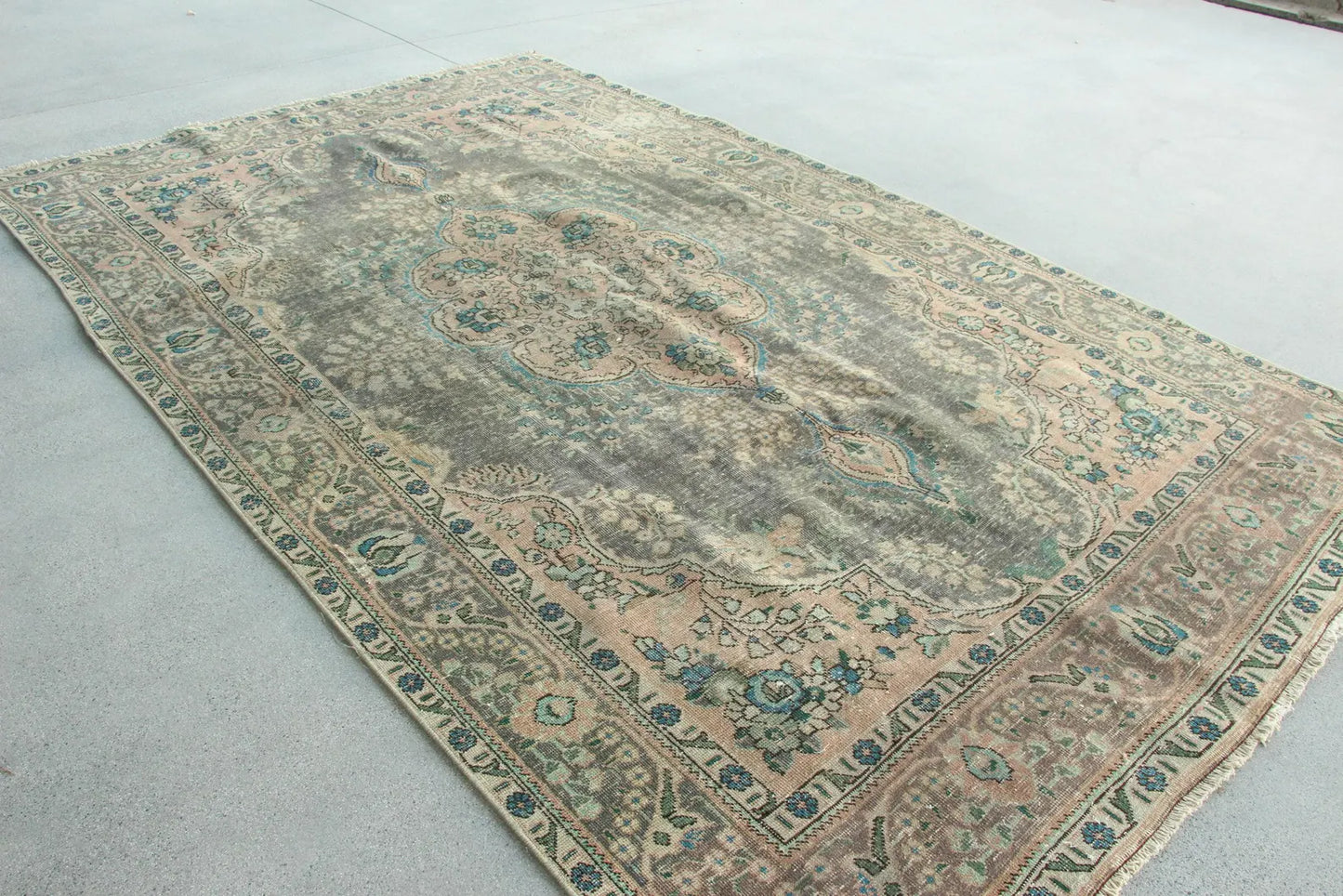 XL Vintage Turkish Accent Area Rug 6.4 x 9.7 ft