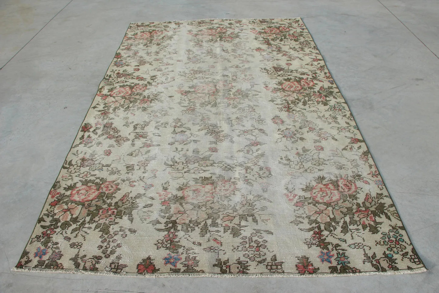 XL Vintage Turkish Accent Area Rug 5.6 x 8.9 ft