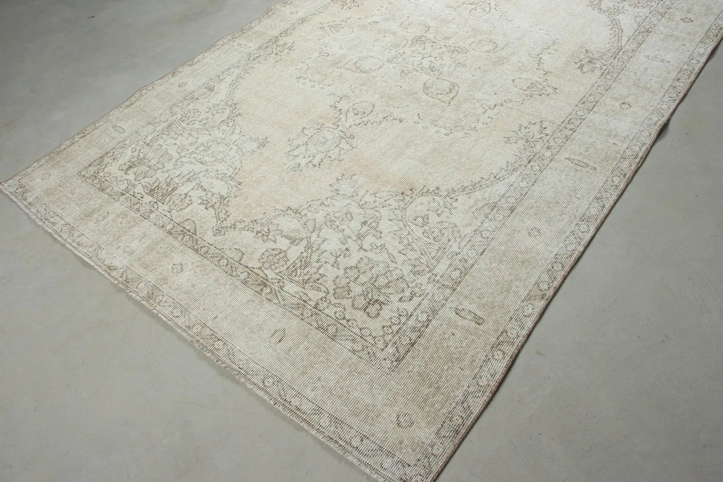 XL Vintage Turkish Accent Area Rug 6.4 x 9.4 ft