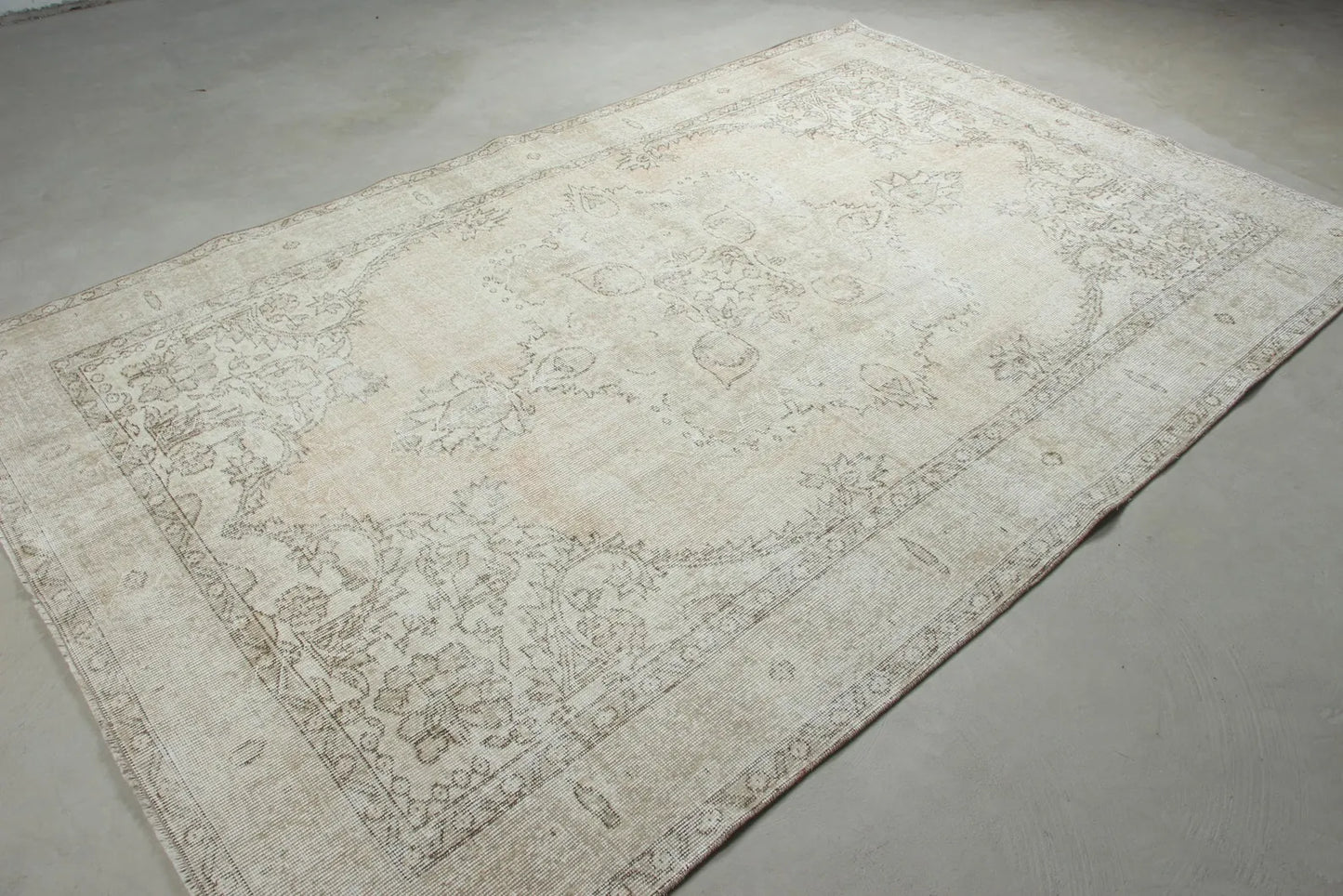 XL Vintage Turkish Accent Area Rug 6.4 x 9.4 ft