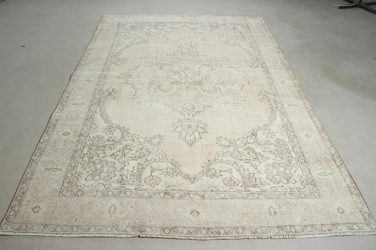 XL Vintage Turkish Accent Area Rug 6.4 x 9.4 ft