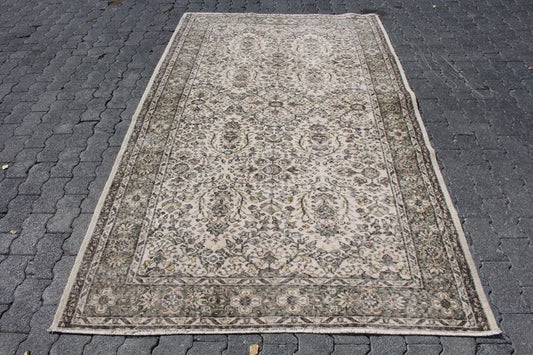 Vintage Turkish Accent Area rug 4.8 x 8.1 ft