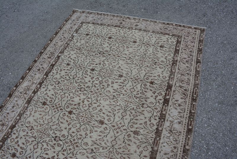 Vintage Turkish Accent Area rug 4.8 x 8.9 ft