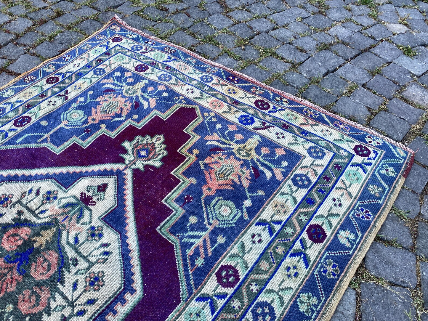 Vintage Turkish Accent Area rug 4 x 7.5 ft