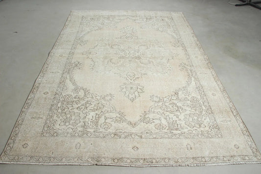 XL Vintage Turkish Accent Area Rug 6.4 x 9.4 ft